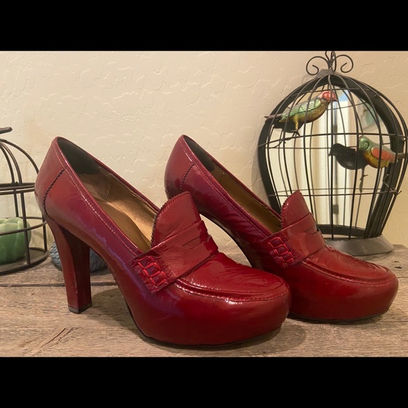 Me Too red patent leather loafer style pumps - Picture 2 of 11